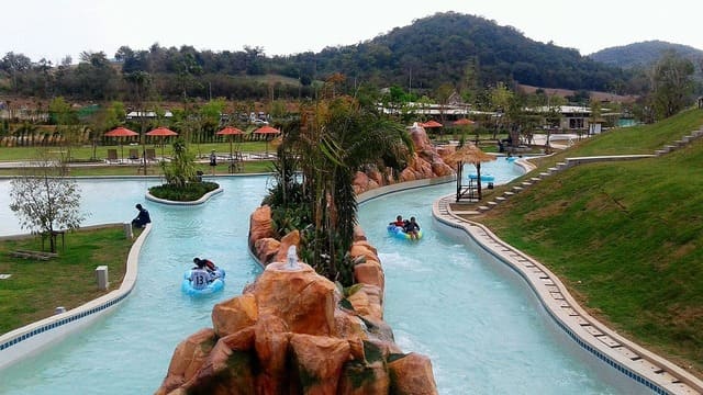 Corredeira de água no melhor parque aquático do mundo situado na Espanha