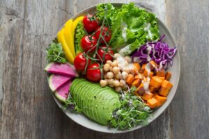 Dicas para uma Alimentação Saudável, prato colorido de salada,