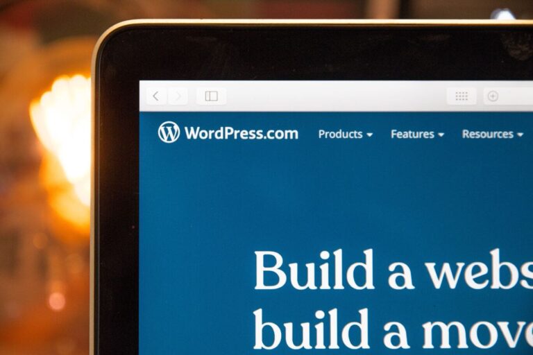 Criação de Sites com WordPress, tela de notebook aberta no site da wordpress