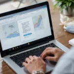 Nutzen Sie bereits die GOV.BR-Signatur? Verstehen Sie, warum sich Brasilien massenhaft anmeldet Ein Mann unterschreibt ein digitales Dokument auf dem GOV.BR-Portal auf einem Laptop, was das Wachstum des Dienstes symbolisiert.